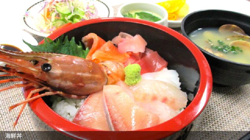 えび、まぐろ、はまち、サーモンの海鮮丼とサラダや茶碗蒸し、貝の味噌汁