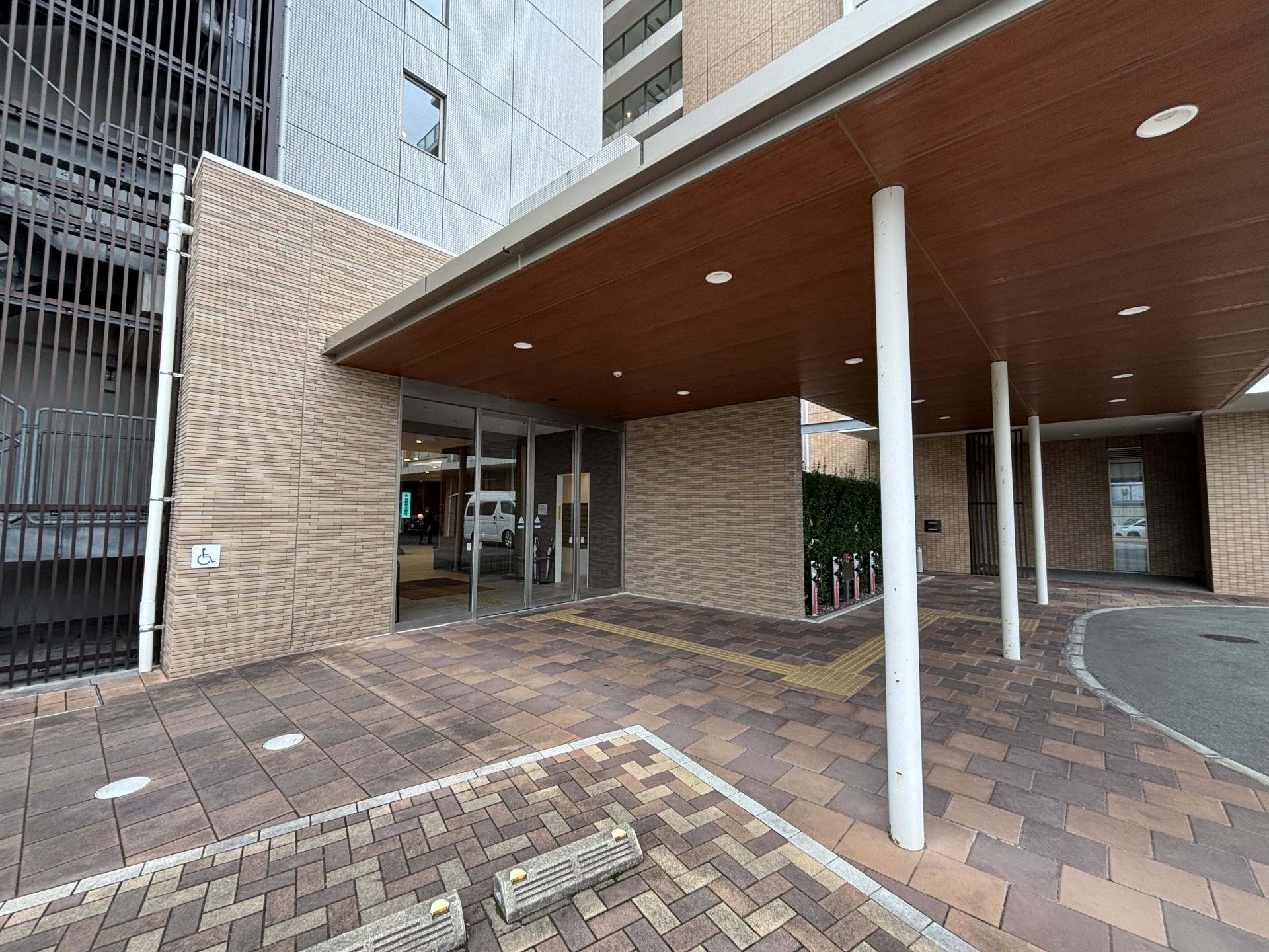 広いエントランスの外観