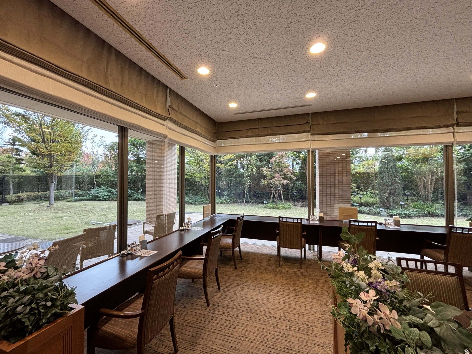 手を叩きレクリエーションを楽しむ高齢女性と女性スタッフ