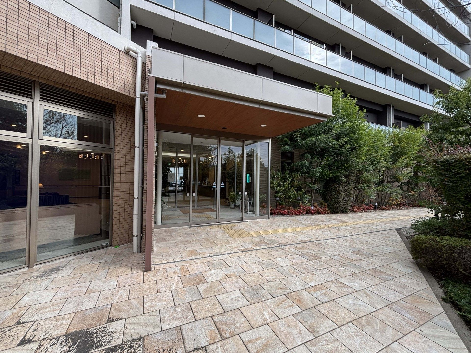 緑に囲まれたエントランス