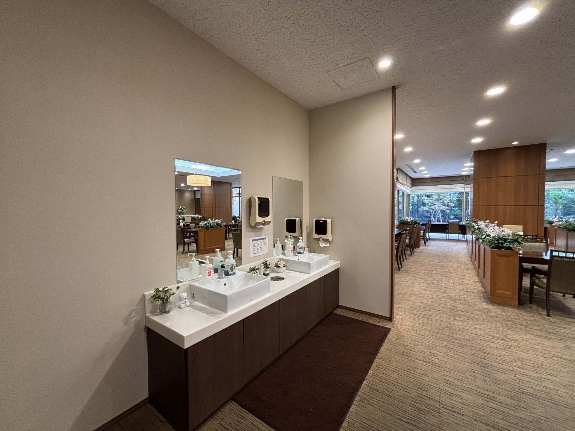 手洗い場と食事スペース