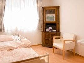 奥の方にテレビ台が置いてあるワンルームの部屋の様子。コーディネート例