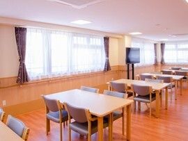 四人掛けのテーブルと椅子が並べられている様子。広めの空間の様子
