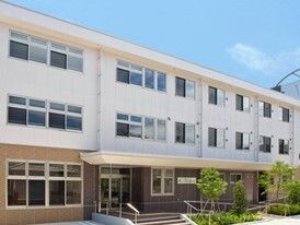 住宅型有料老人ホームみどりの風長尾の外観。大きめの建物の外観写真