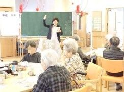 老人が授業を教室で受けている様子。興味津々に話を聞いている