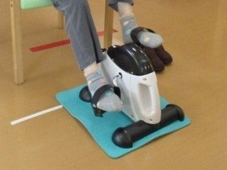 リハビリのためのペダル運動器を利用している様子。喜楽に運動ができる