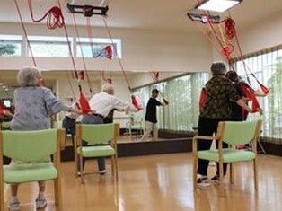 広間にて「レッドコード」を使用した機能訓練のご様子