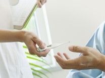 訪問看護  施設内に「そうごう訪問看護ステーション」を併設。かかりつけ医の指示を受けて看護師が定期的に訪問いたします。