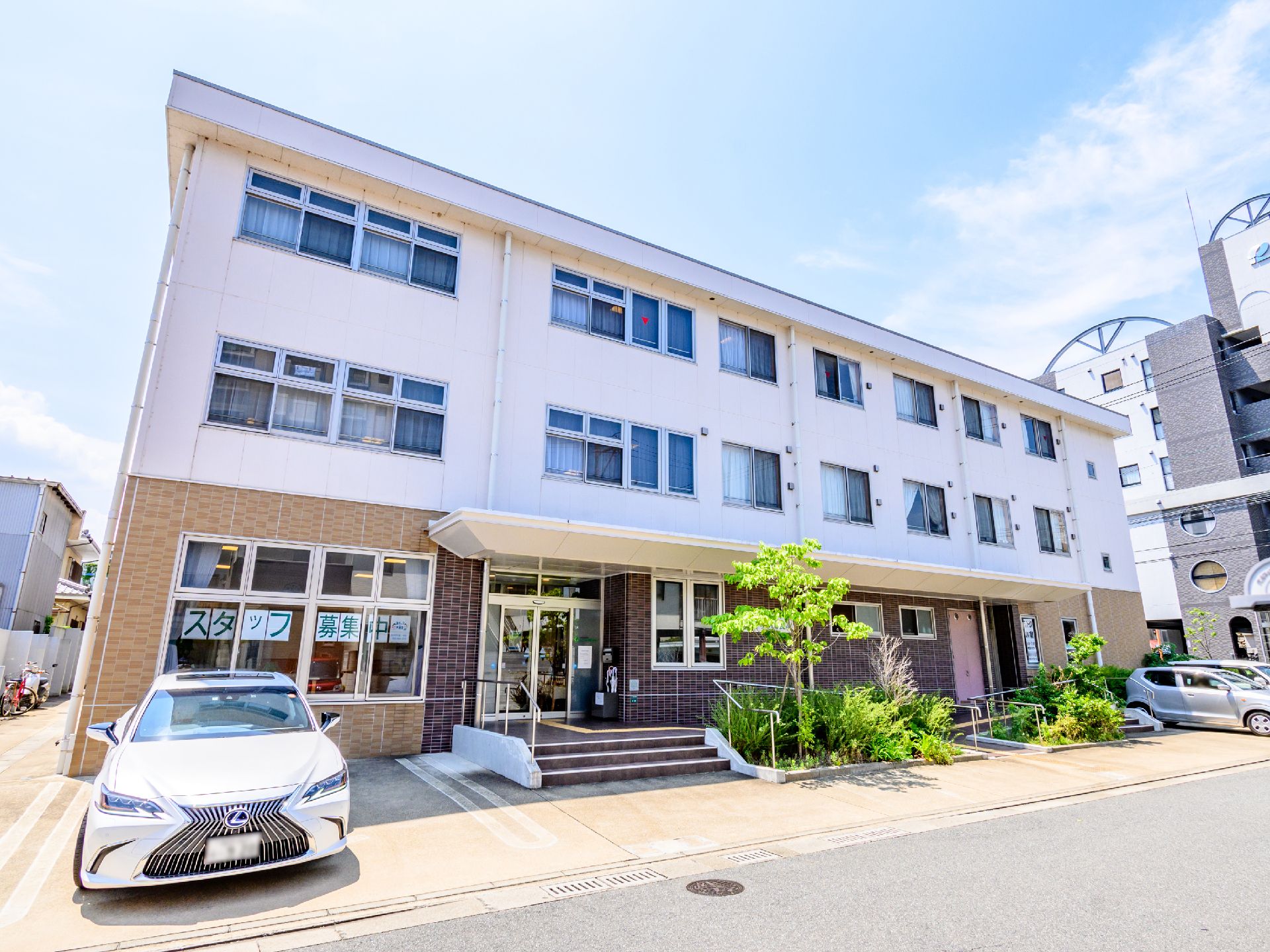 ３階建ての外観