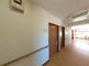 明るく広々とした廊下