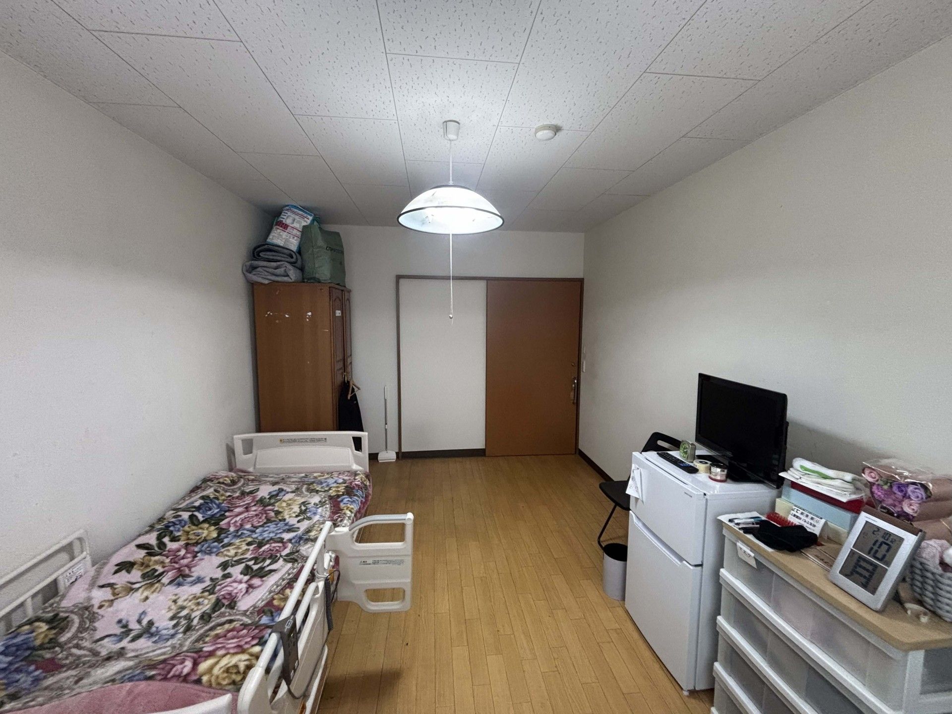 シンプルな個室の様子