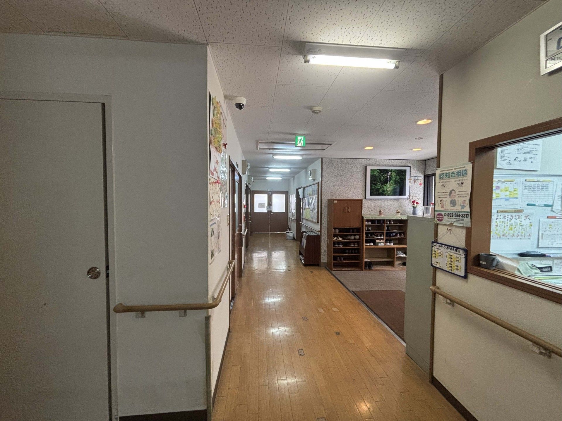 明るい廊下と掲示板