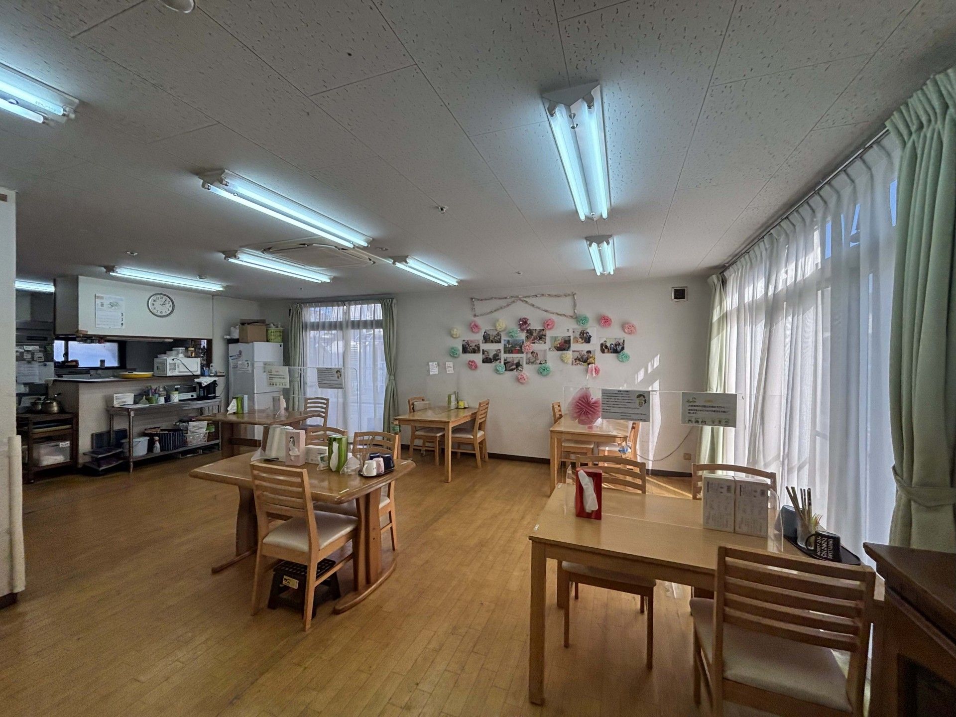 明るい食事スペース