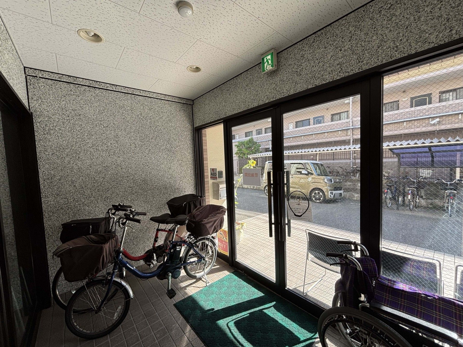 自転車と車椅子のある出入口
