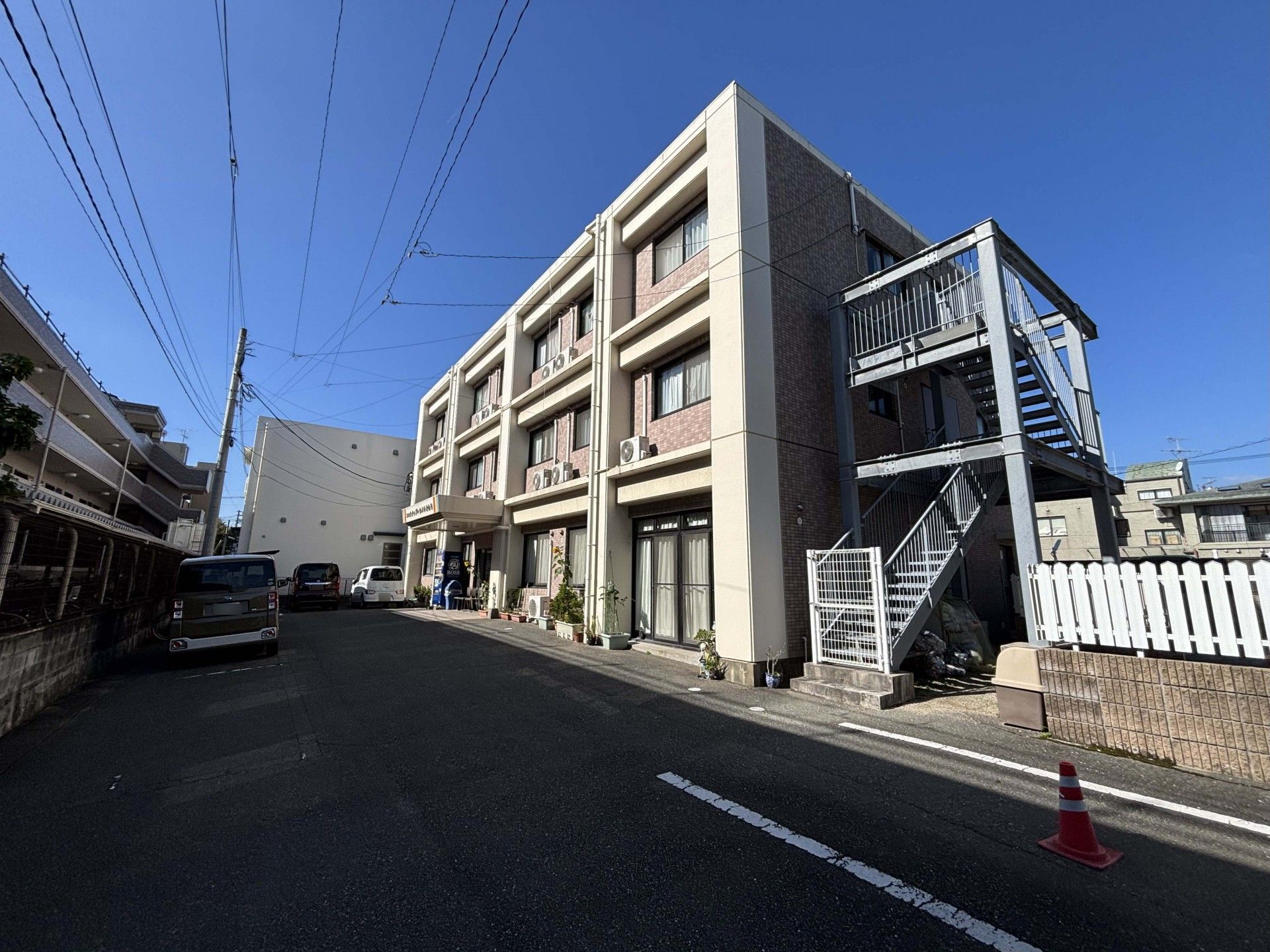 青空の下の建物外観