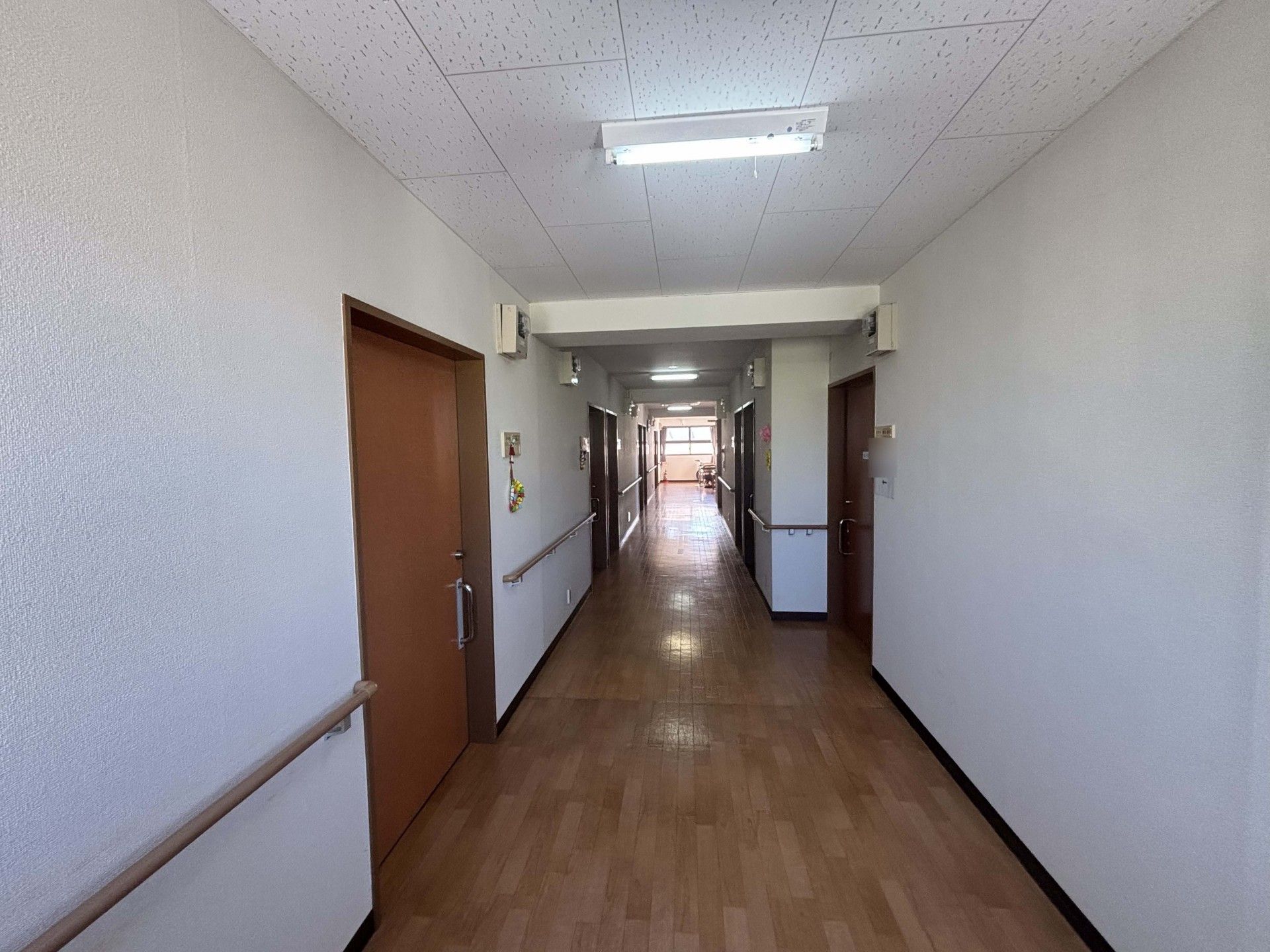手すり付きの長い廊下
