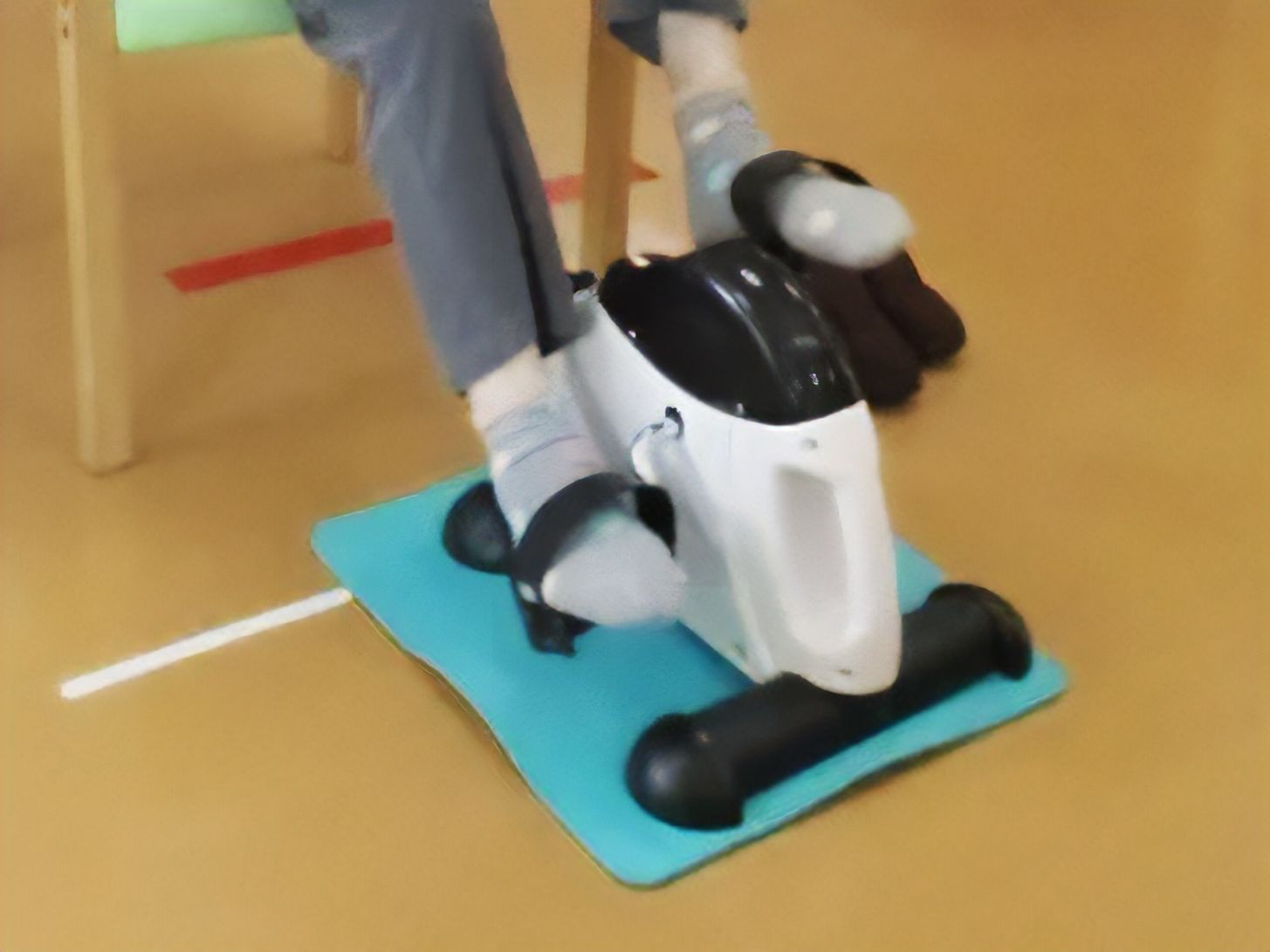 リハビリのためのペダル運動器を利用している様子。喜楽に運動ができる
