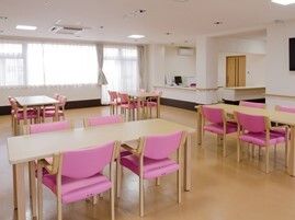 テーブルと椅子が複数組並べられている施設内の食堂・ラウンジの様子