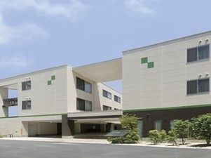 鉄骨造の建物の外観写真。みどりの風二日市の外貨を写したもの