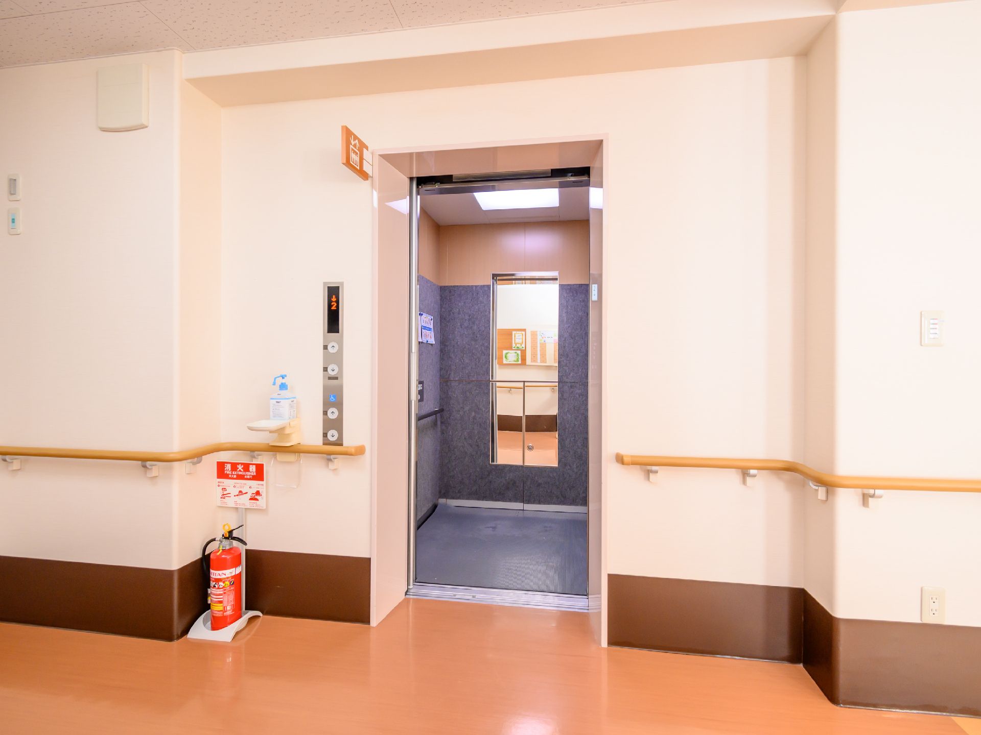 手すりにつかまりながらご利用していただけるエレベーター