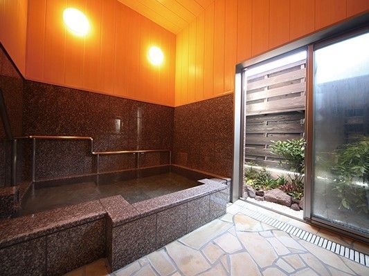 浴室の外には庭園があり、浴室のフロアは石畳、浴槽は大理石のような模様で高級感がある。