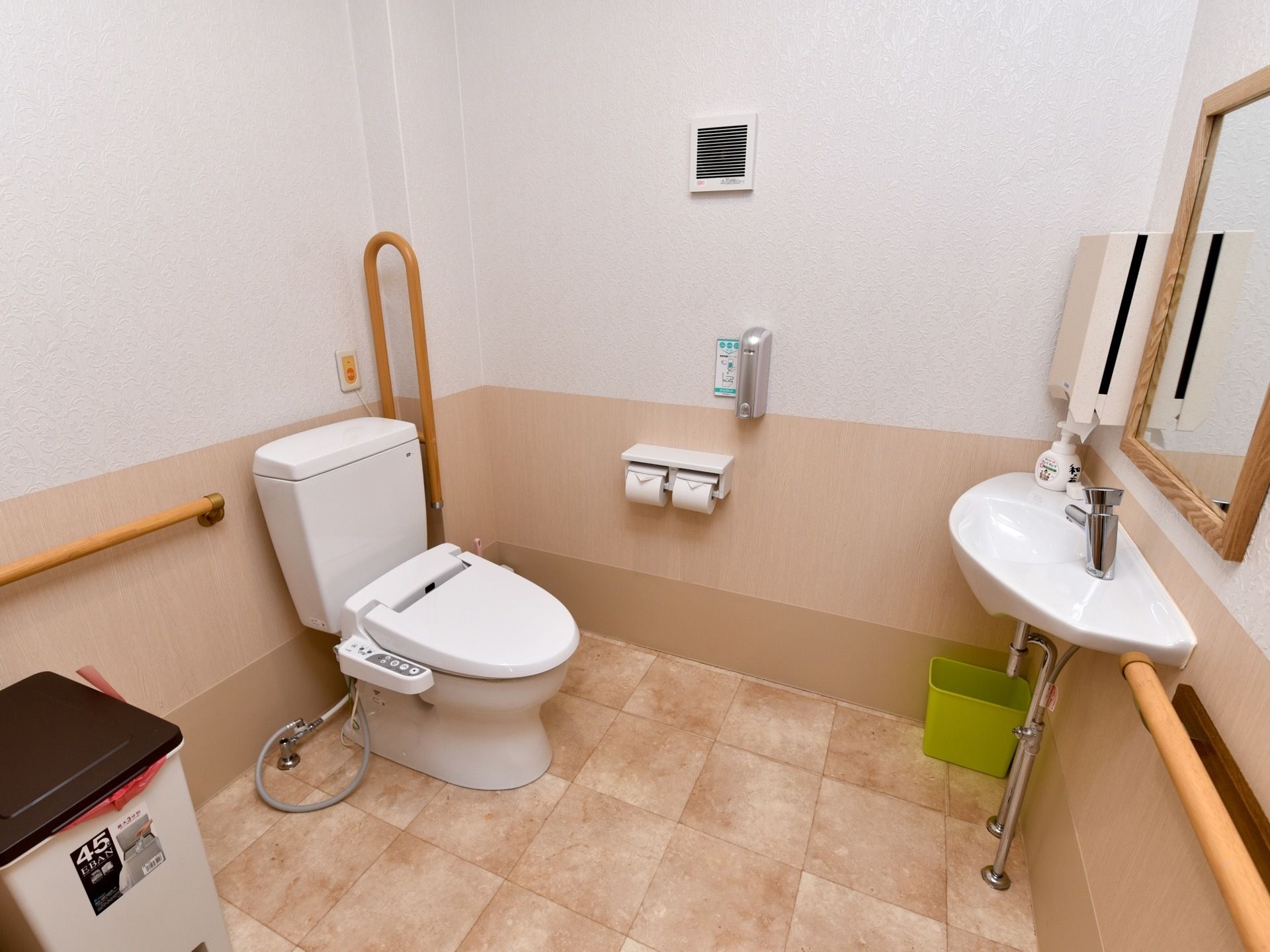 可動式の手すりがあるトイレを設置している。広いスペースがあるので独立した洗面台があり、手をしっかり洗うことができる。