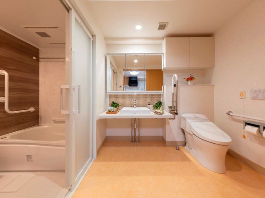 Bタイプ居室（40㎡）居室内浴槽・トイレ