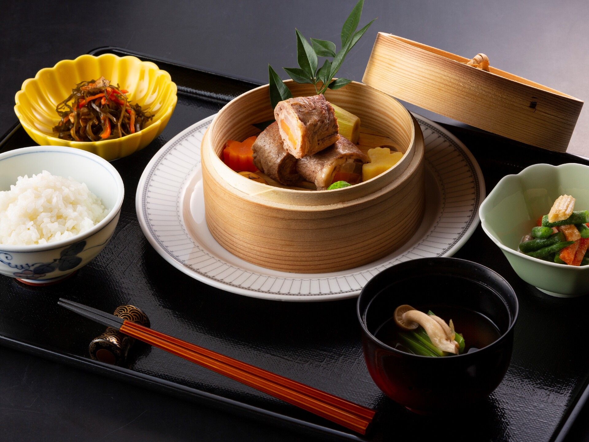 ヒルデモアたまプラーザ・ビレッジⅡのお食事。高級な食材を使ったお食事も献立のレパートリーになっている。