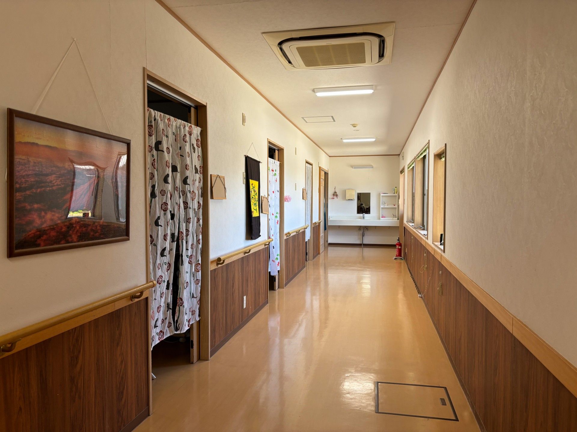明るく清潔な廊下