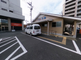 介護施設のエントランスと駐車場