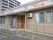 平屋建ての施設である。入口にはポーチが設けられており、点字ブロックが設置された階段とスロープの合流点になっている。