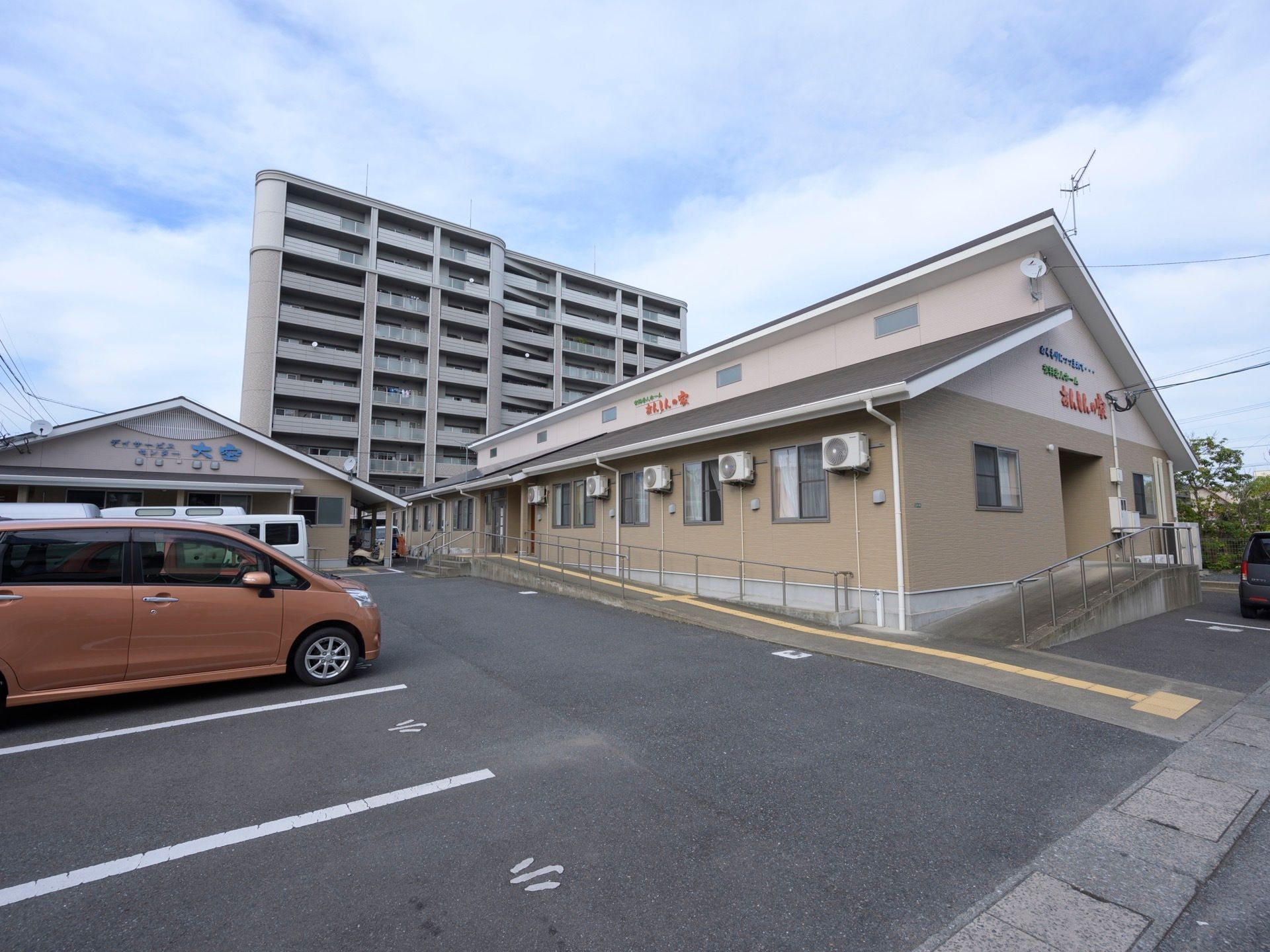 施設建物の2箇所にスロープが完備されている。道路からスロープ中央に点字ブロックが設置され施設入口まで続いている。