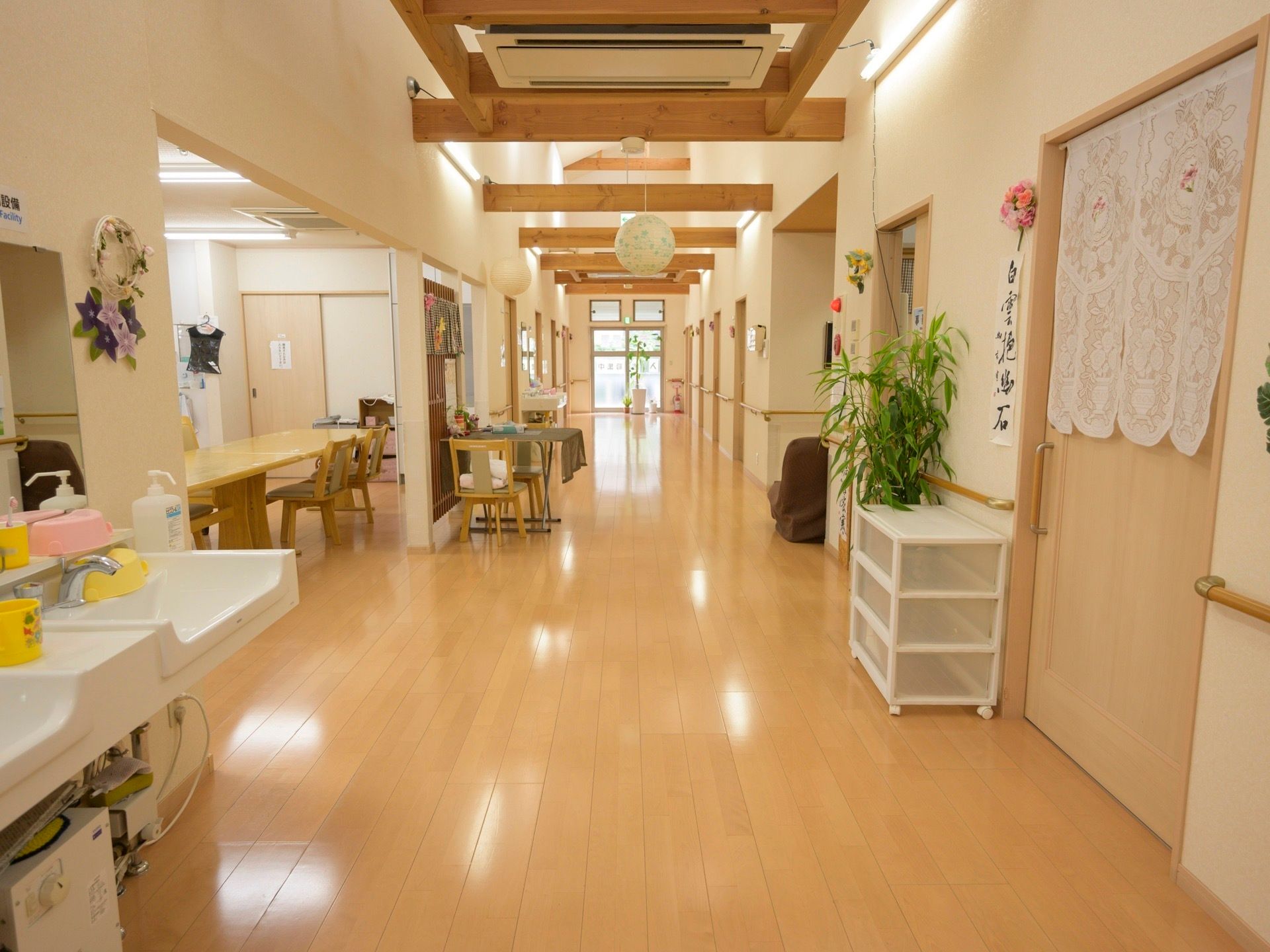 天井の高い造り。廊下の幅は広く、手すりも付いている。