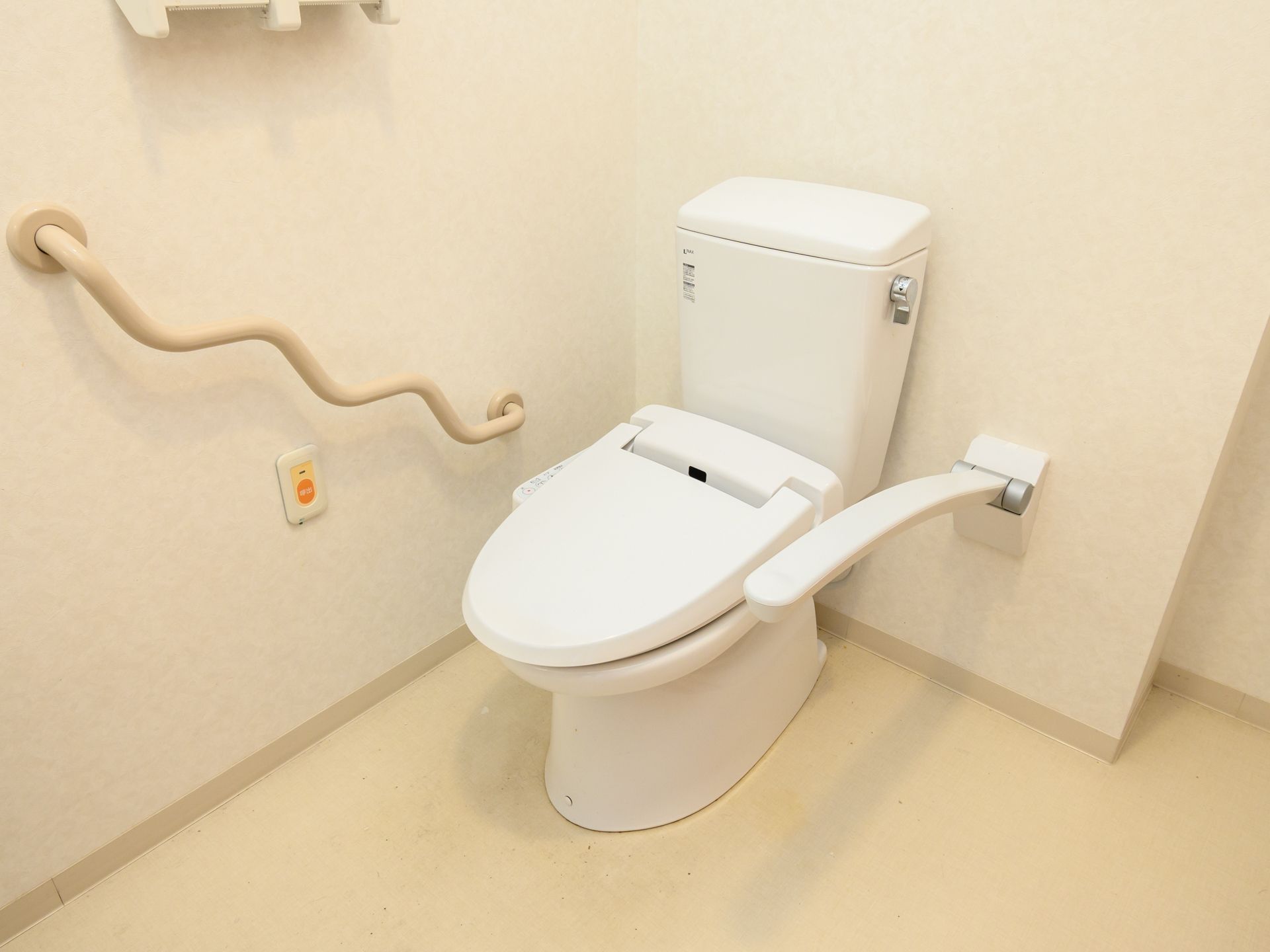 バリアフリー完備で、手すりが付き、段差も解消されているトイレ