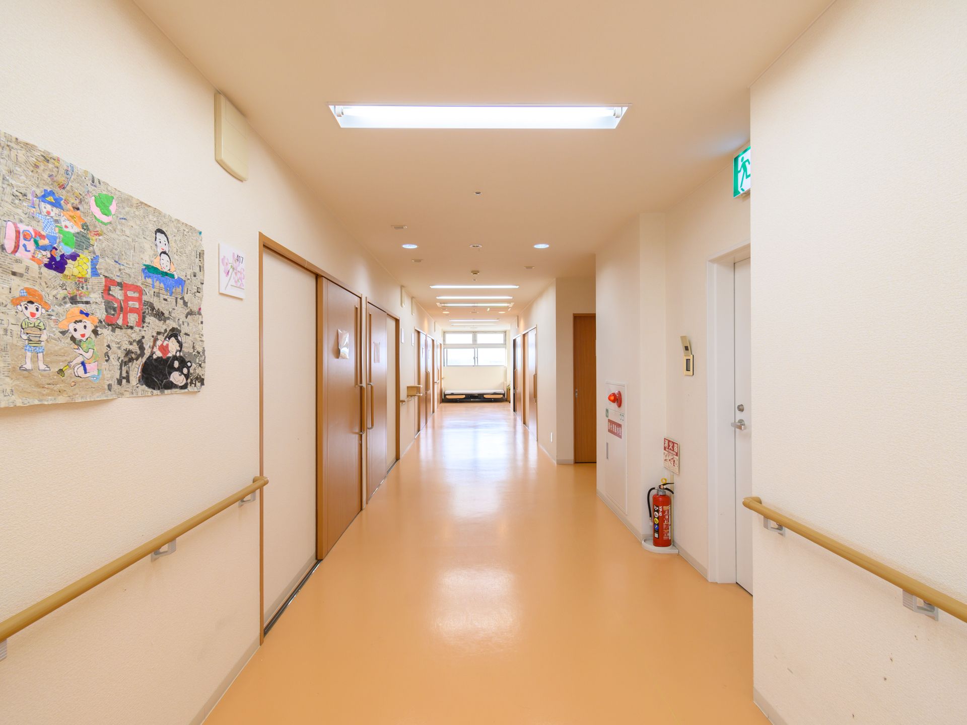 車椅子同士がすれ違うことができるゆったりとした広さのある廊下