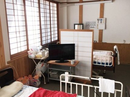 寝具がセットされたベッドが2台置かれた静養スペース。ベッドとベッドの間には障子のパーテーションがある。