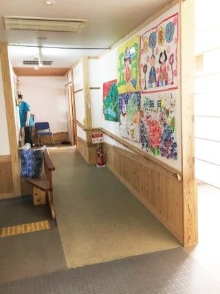 出入り口にはゆるやかなスロープが設置され、壁には手すりが付いている。ひな祭りの壁画なども飾られている。