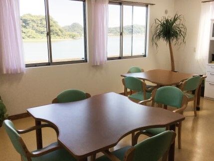 観葉植物やダイニングテーブルが置かれた共有スペースには大きな窓があり、外の景色を眺めることができる。