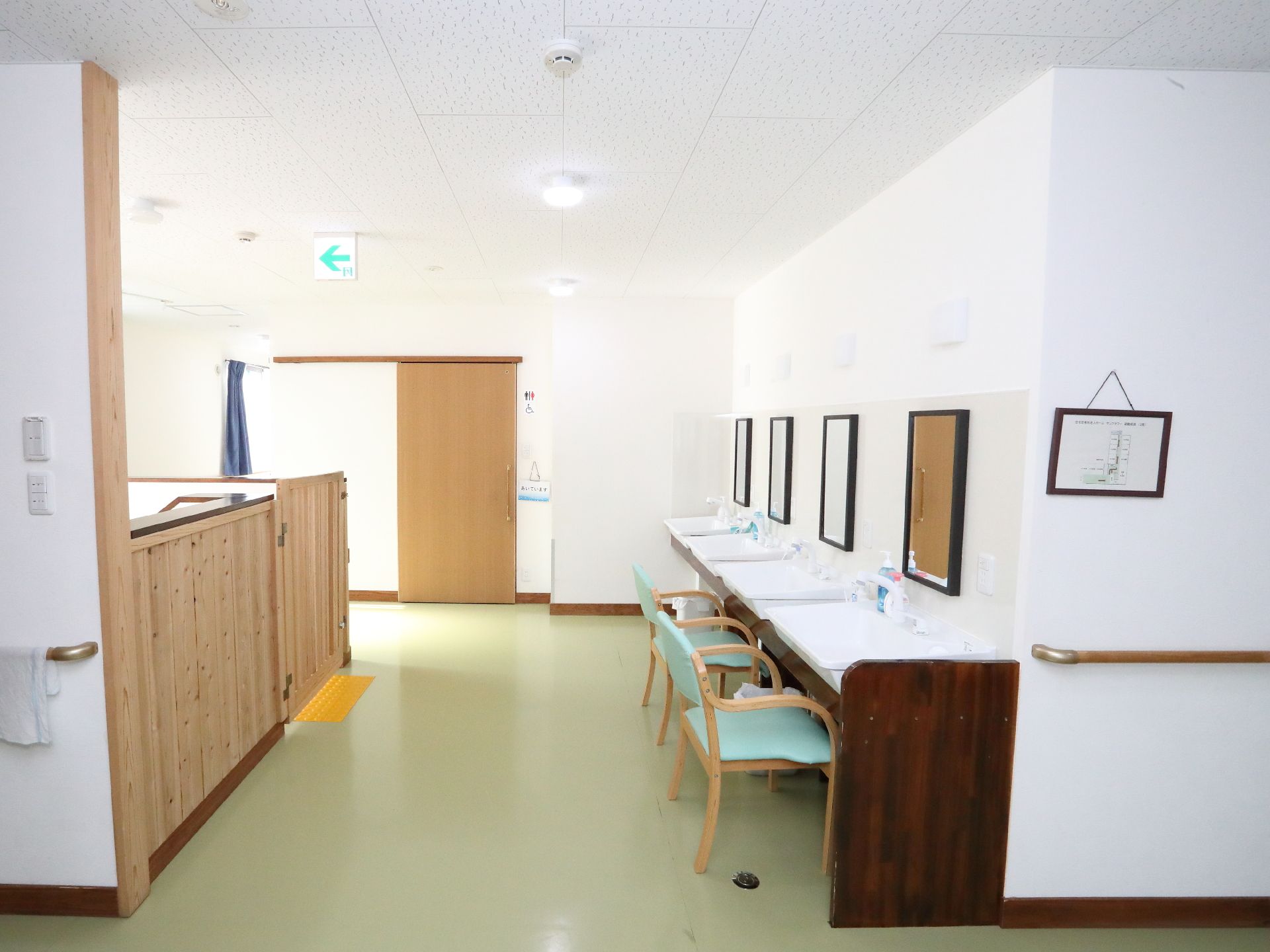 手すりと引き戸が設置された廊下