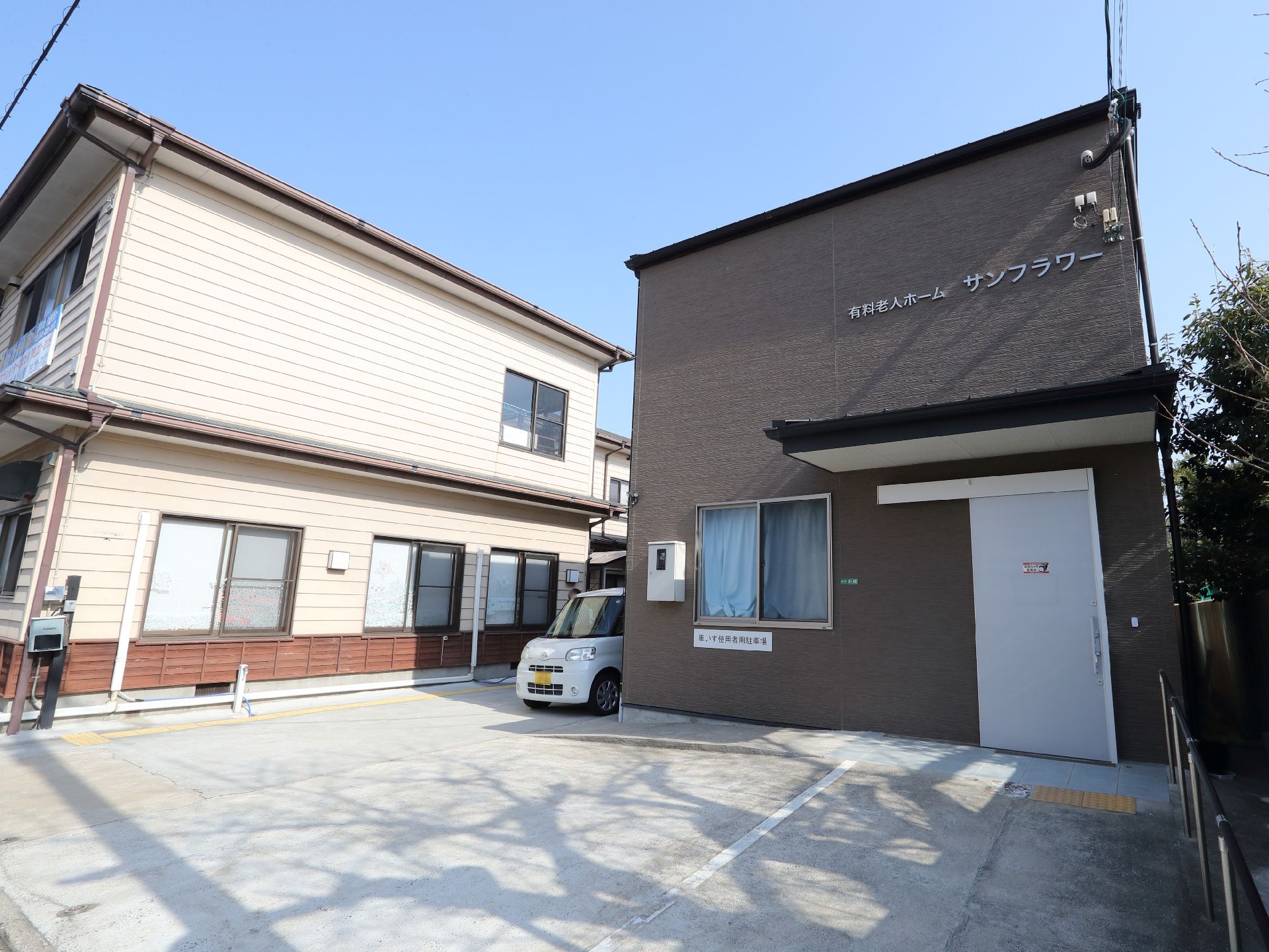 マンションのような外見をしている介護施設の外観
