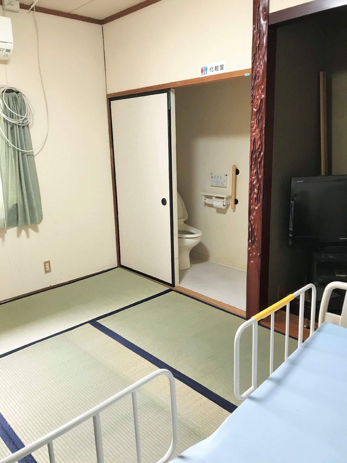 畳が敷かれた部屋。ふすまの奥にはトイレがある。