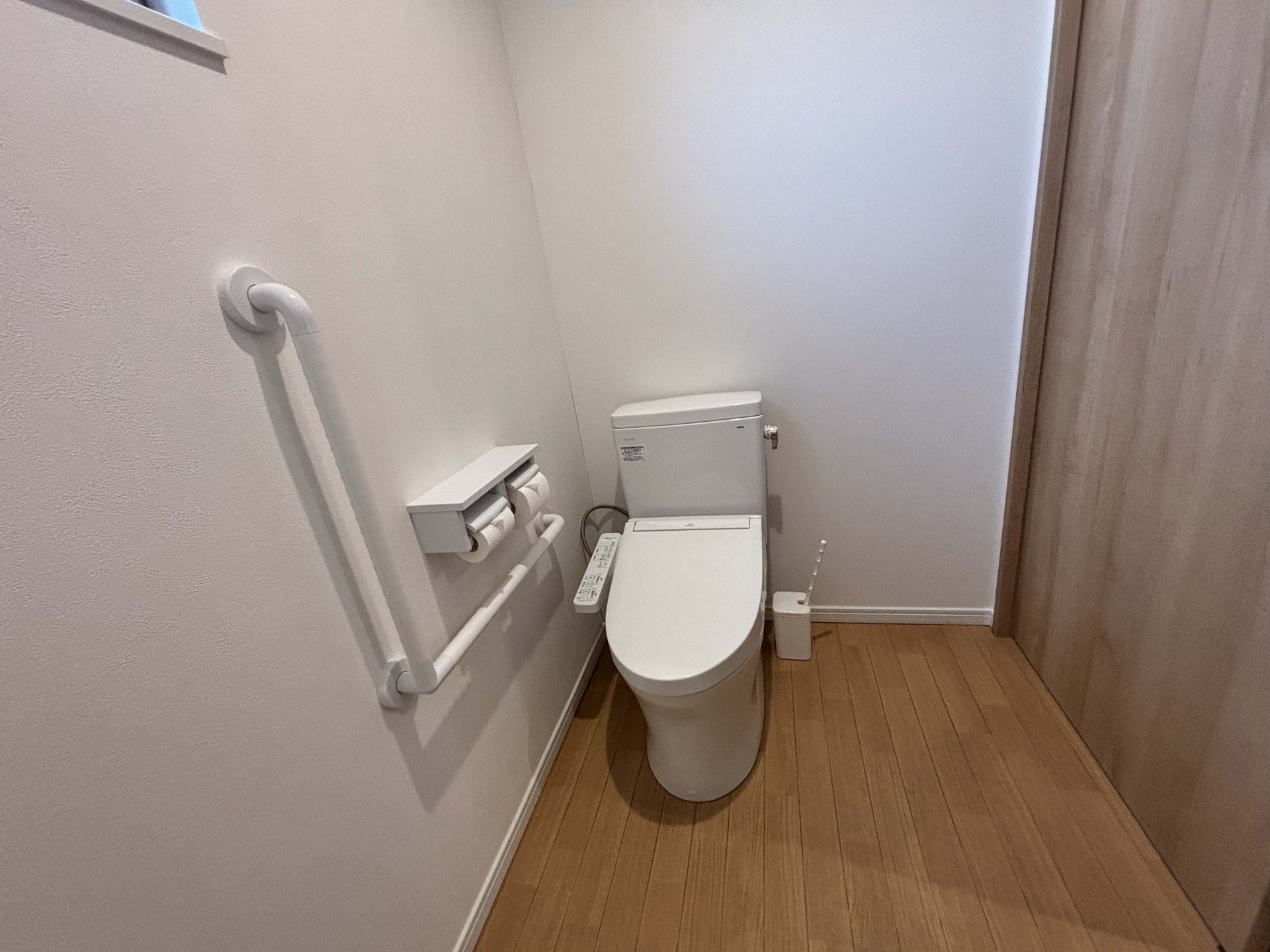 手すり付きのトイレ