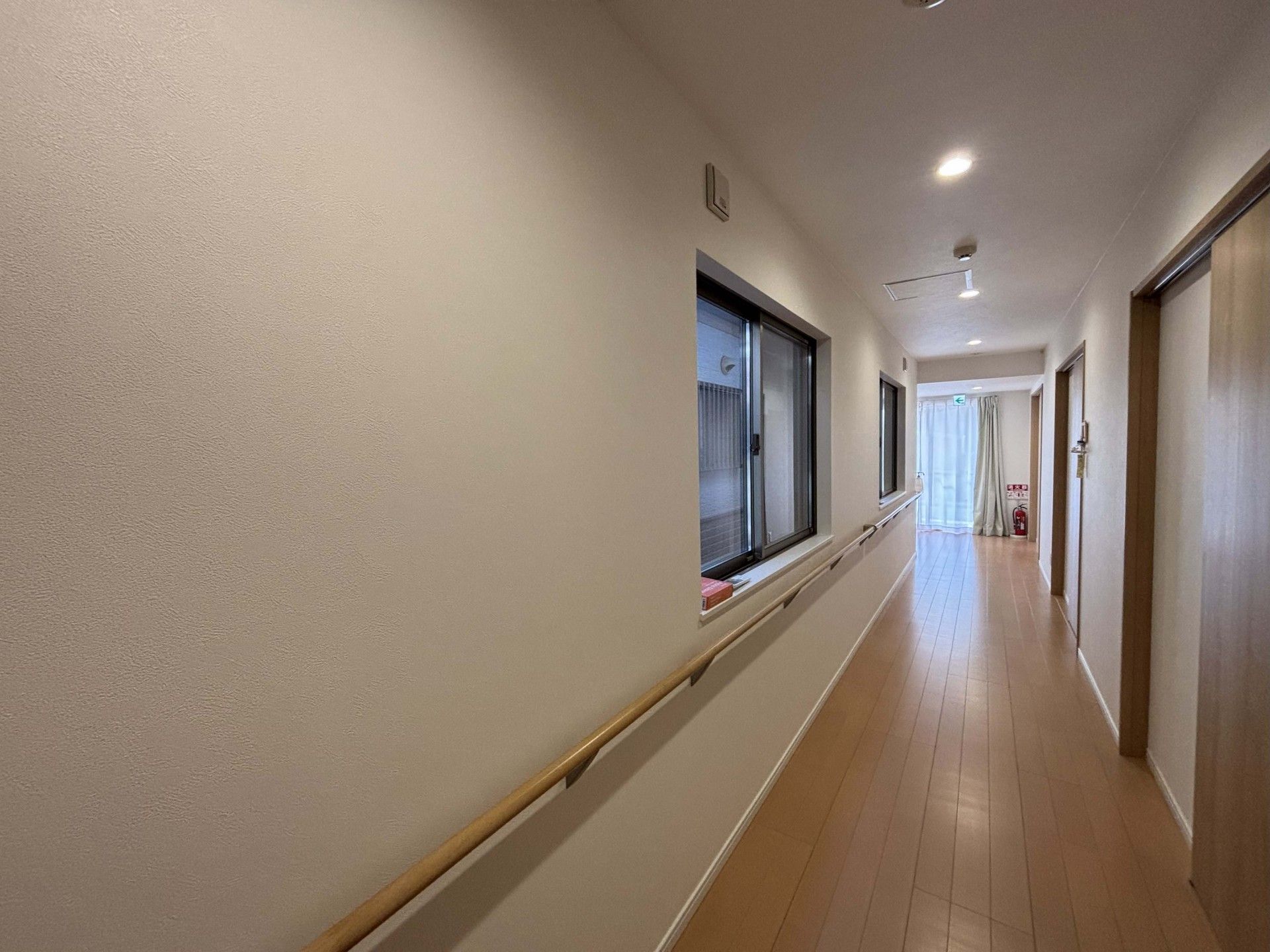 手すり付きの長い廊下