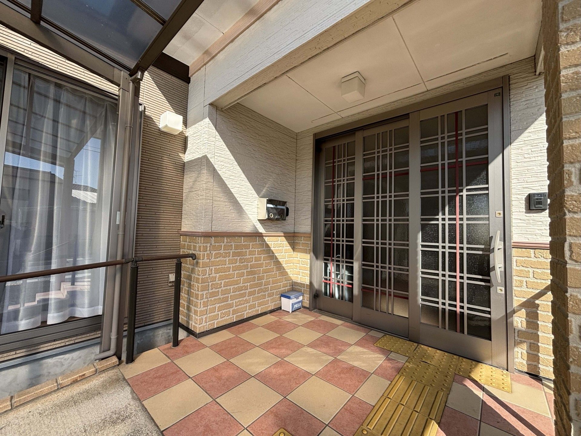 日差しが差し込む玄関