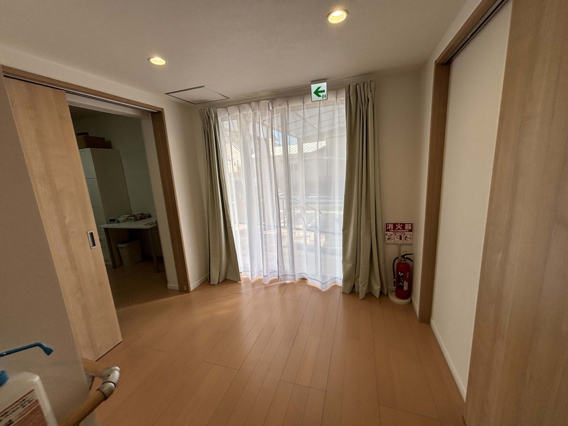 明るい廊下の一角