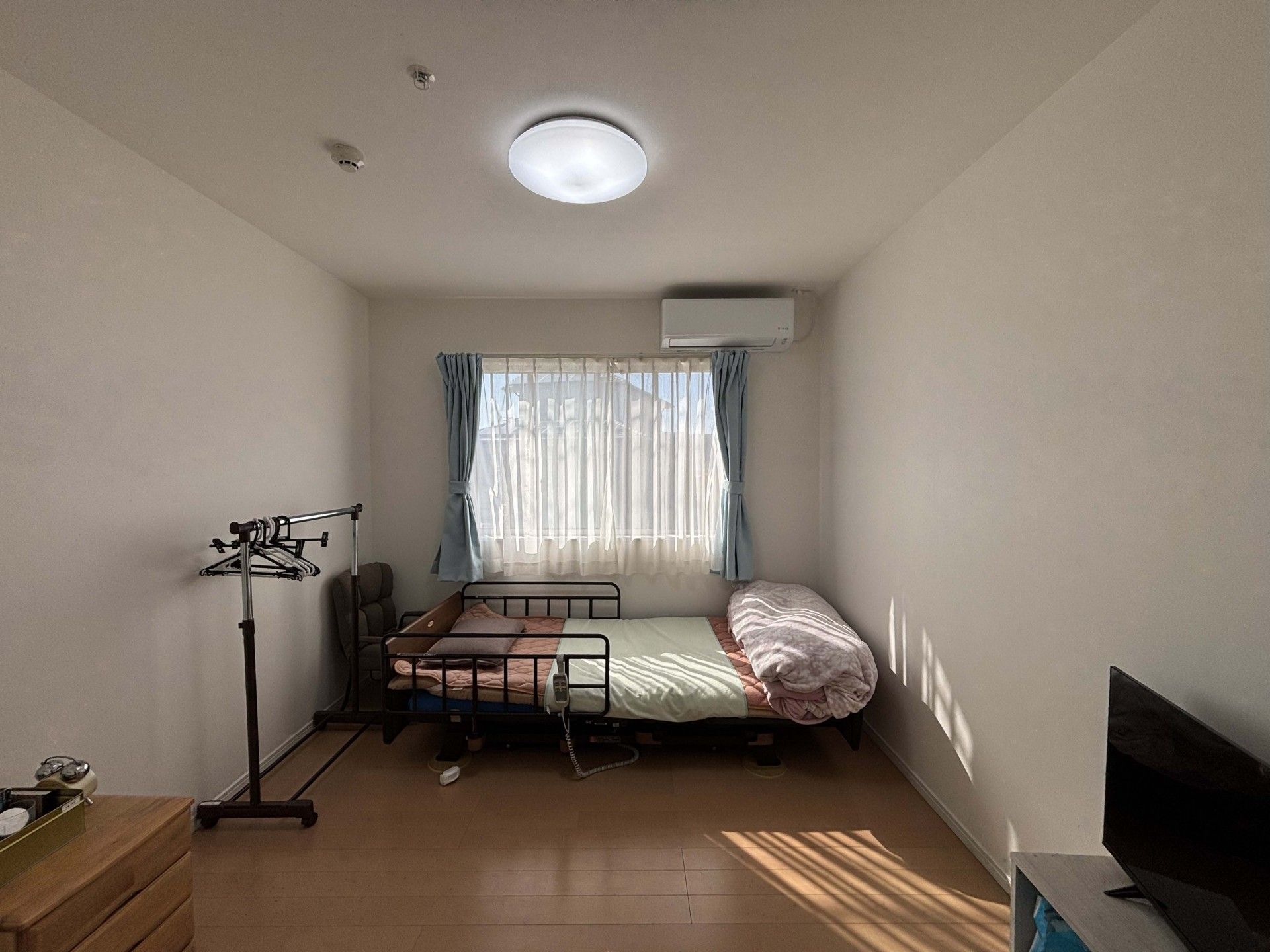 日差しが差し込む居室