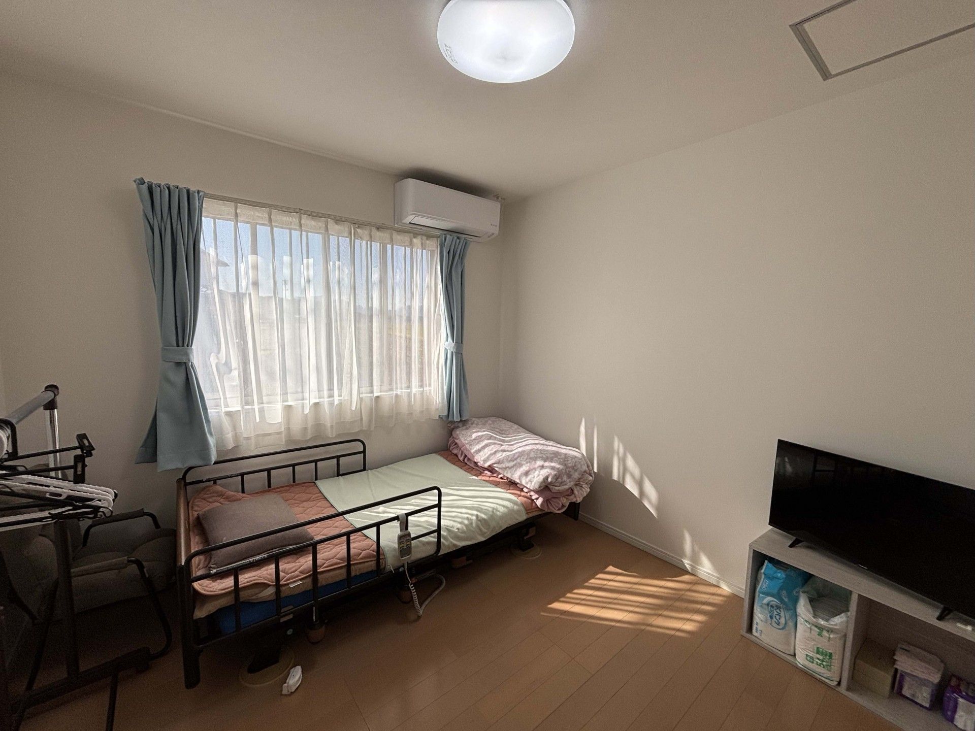 日差しが差し込む居室