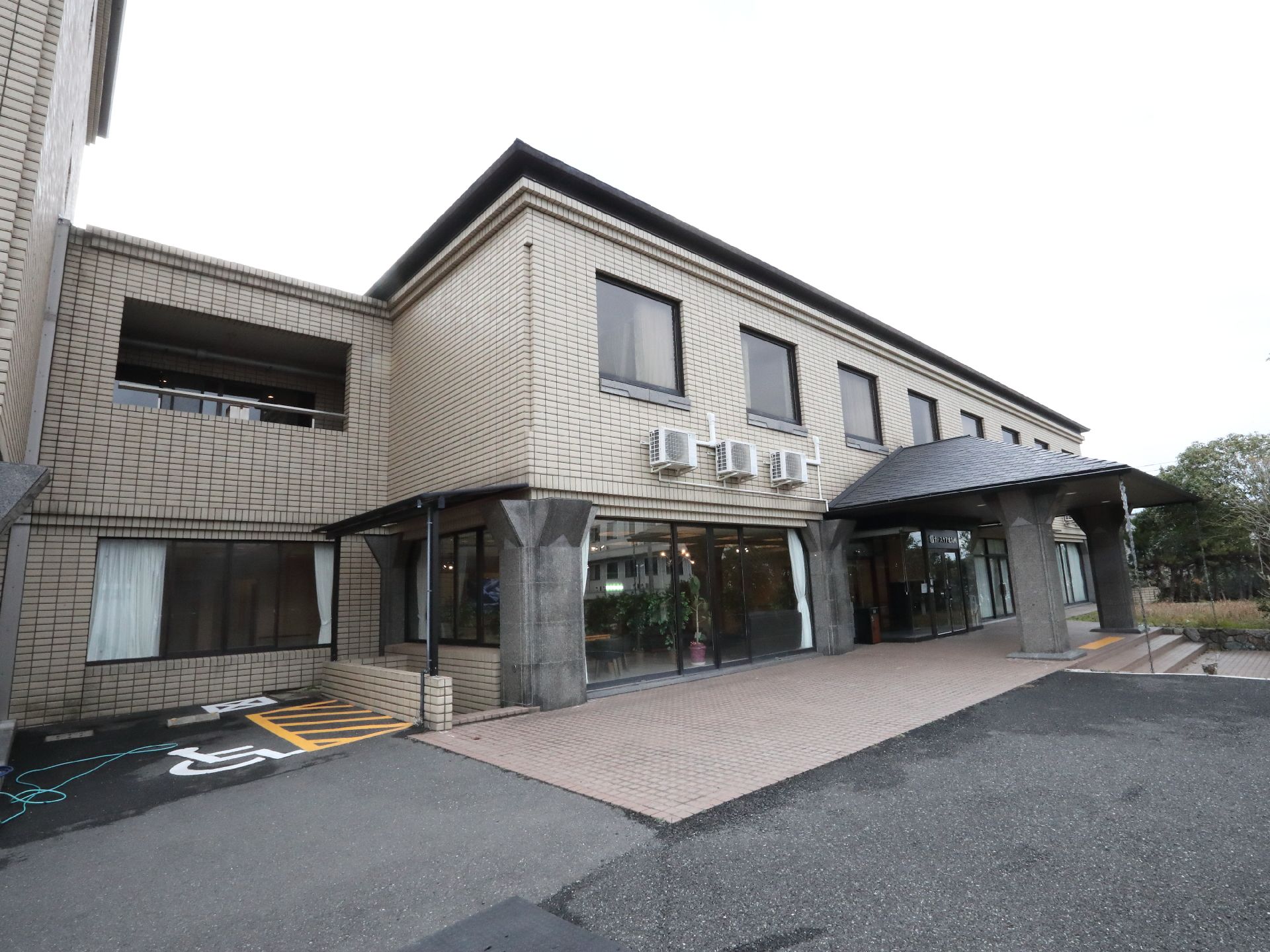 駐車場も近隣にある介護施設の外観