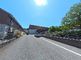 広々とした駐車場の風景