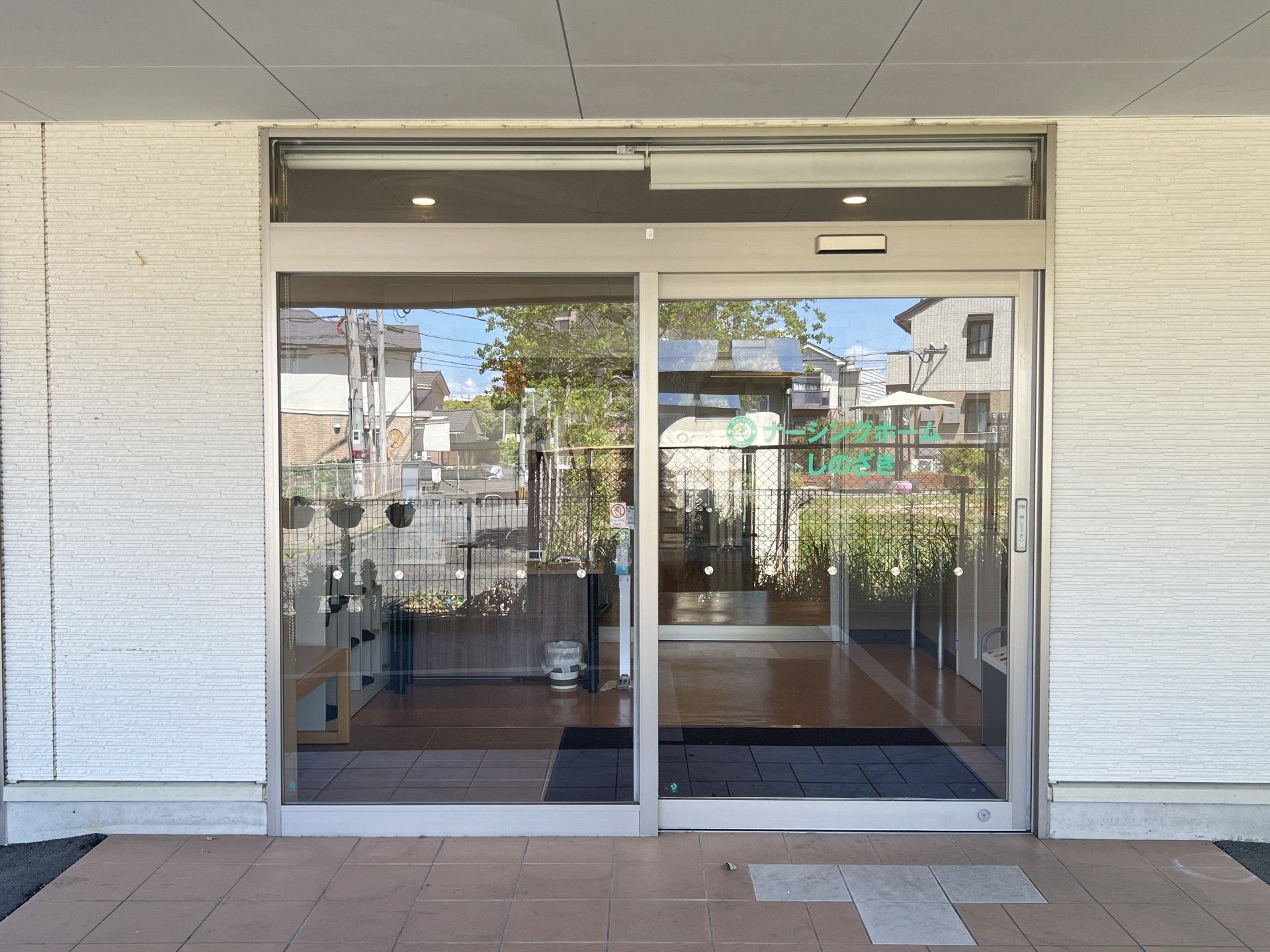 明るい入口の施設